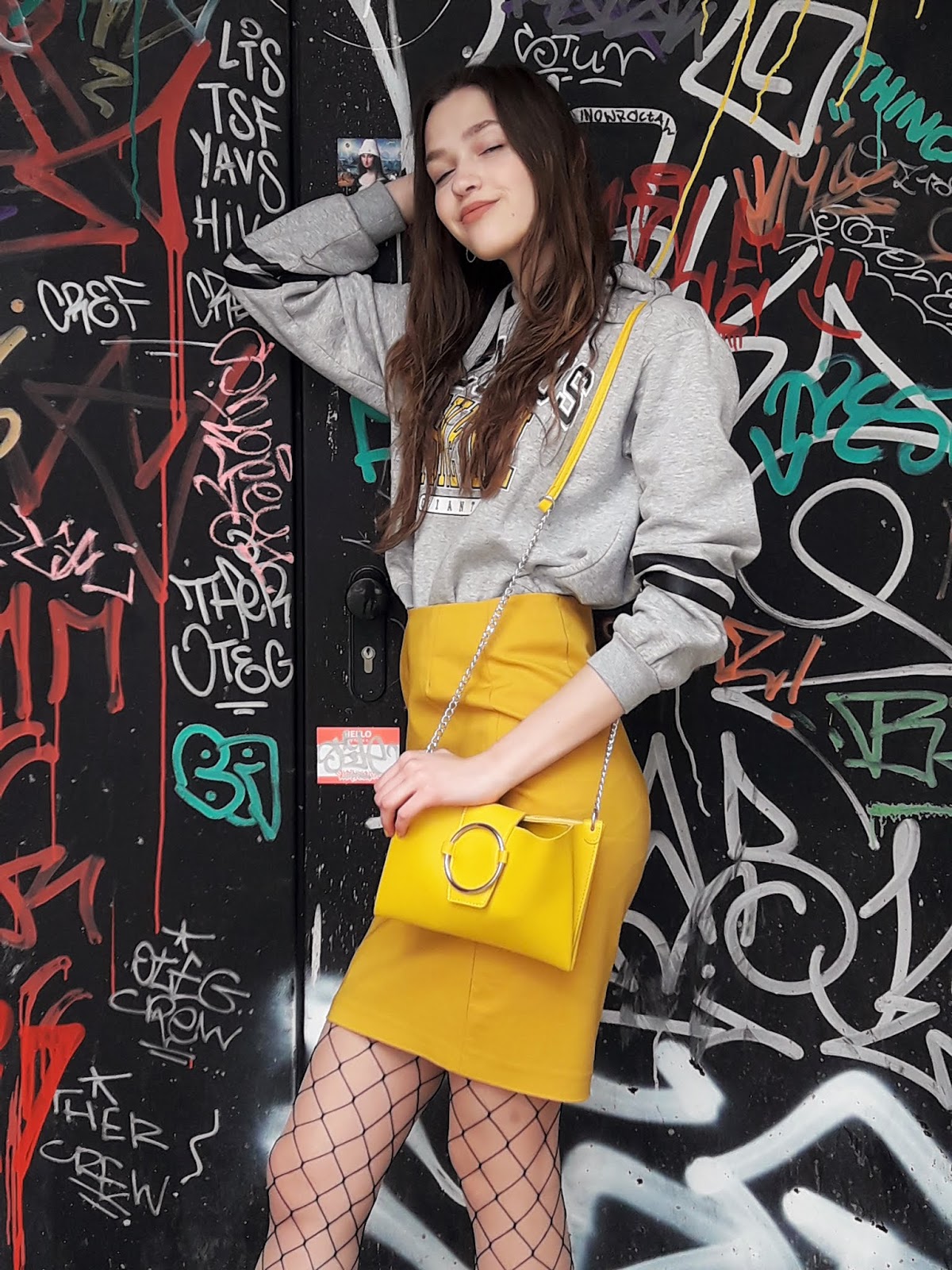 Outfit z Żółtą Spódnicą, Bluzą i Kabaretkami ⭐ Women Change Outfit z Żółtą Spódnicą, Bluzą i Kabaretkami ⭐ Women Change